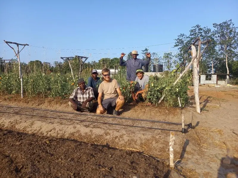 Dennis Pisono nel campo agricolo